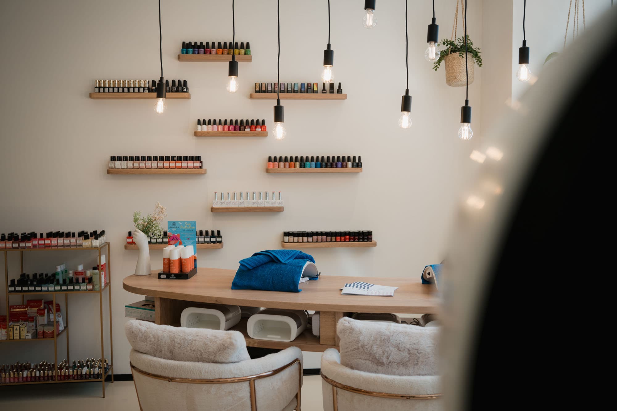 Foto vom Nagelstudio mit verschieden Nagellacke