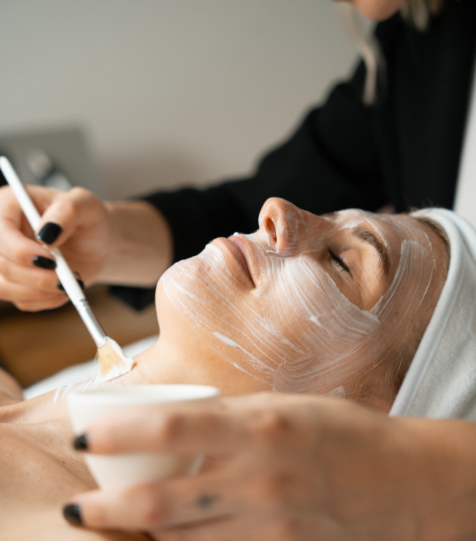 Behandlung vom Gesicht mit Creme