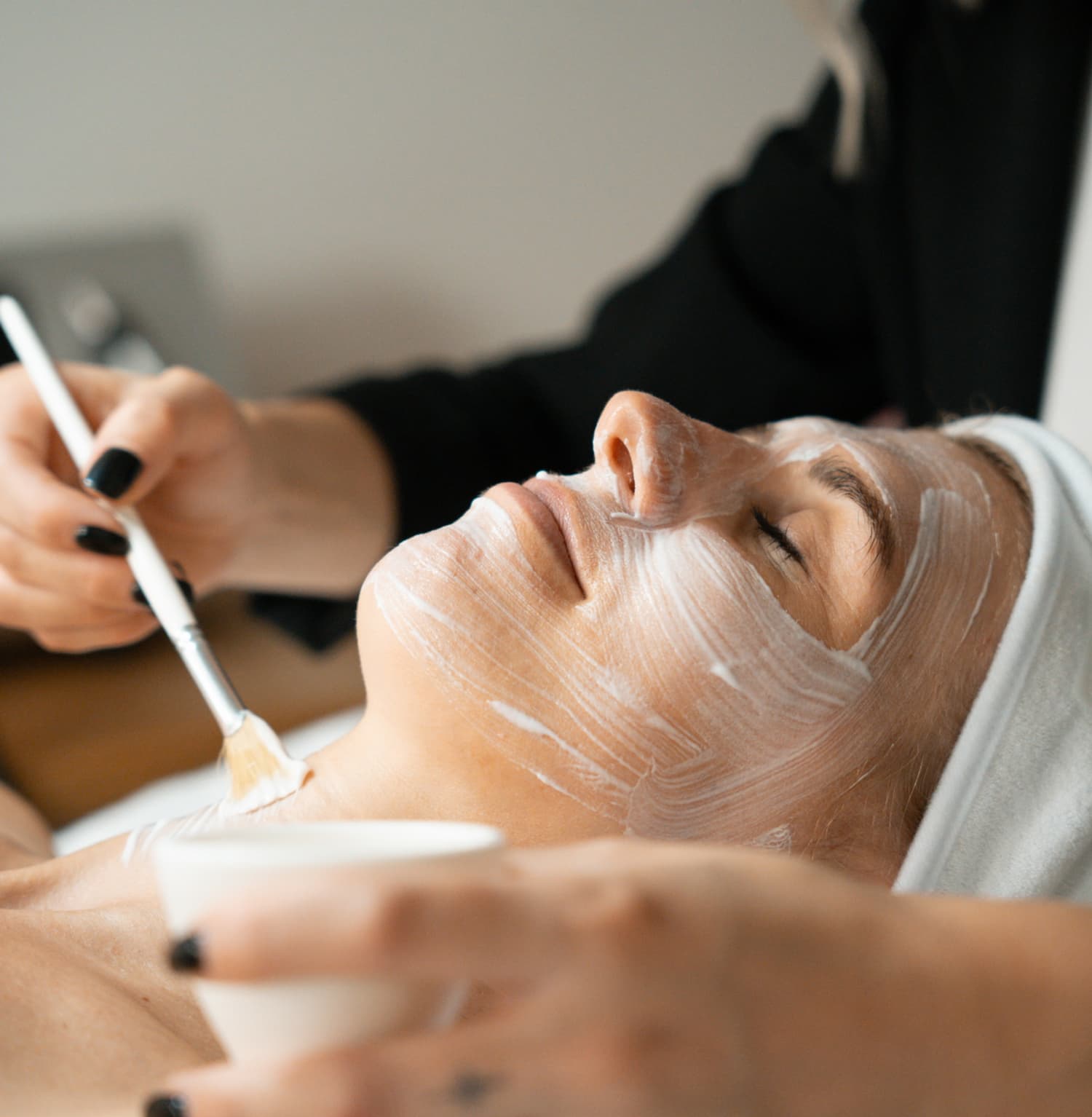 Behandlung vom Gesicht mit Creme