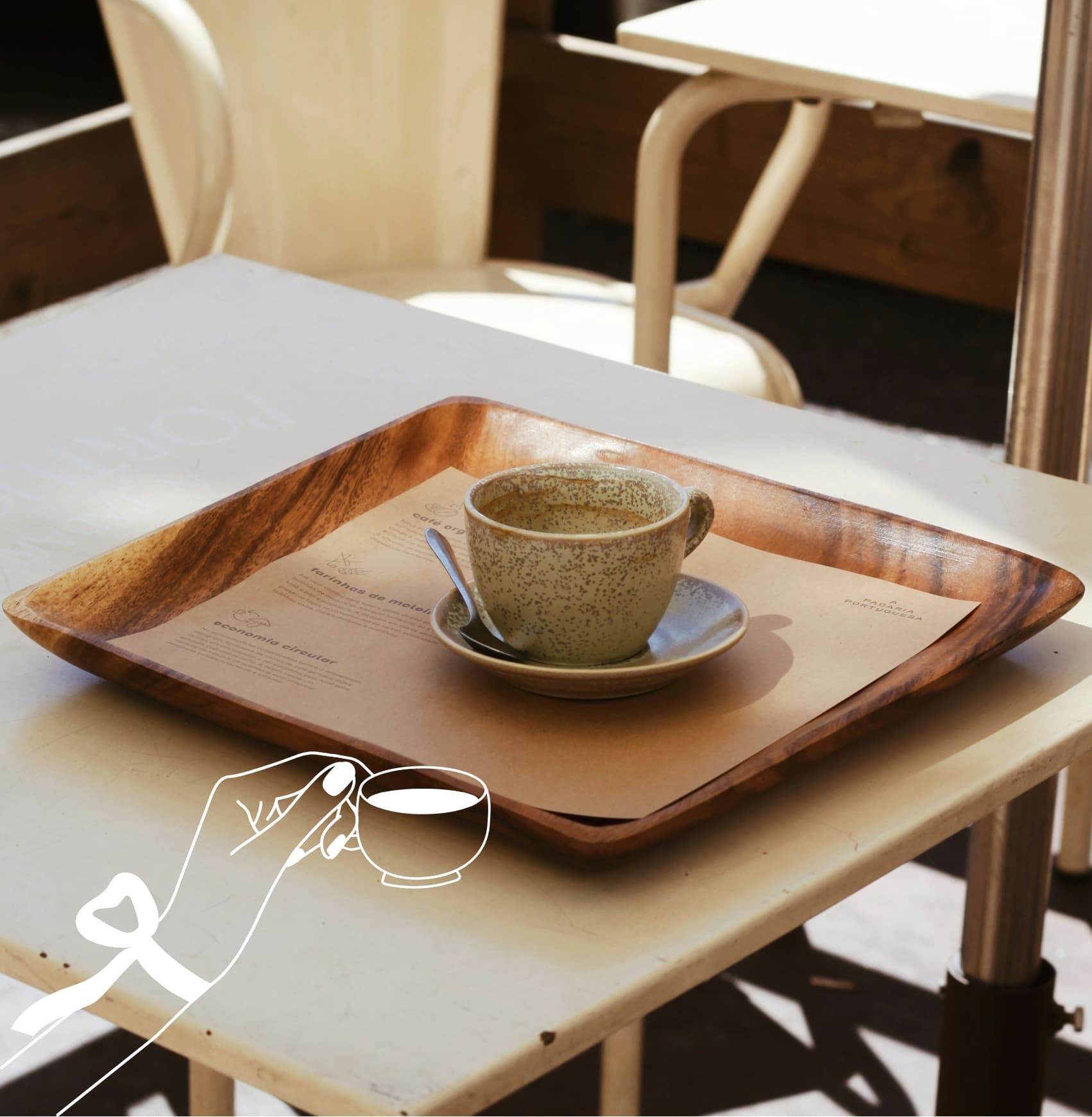 Foto von einem Cafe auf einem tablett