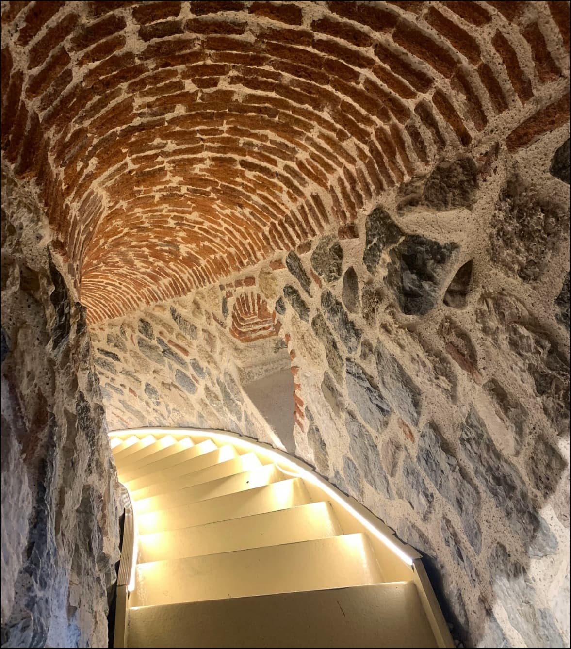 Foto vom Keller für events, Alltes Mauergewolbe mit schönen Licht und stufen