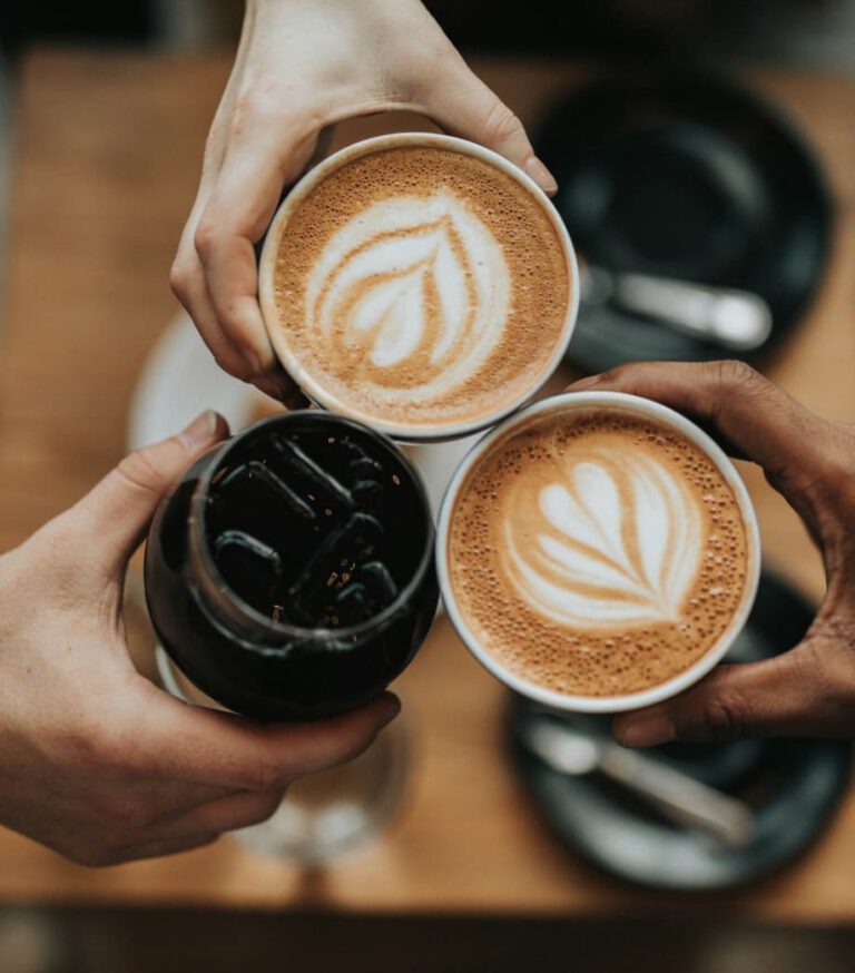 Foto von 2 Cappuccinos und einem Iced-coffe