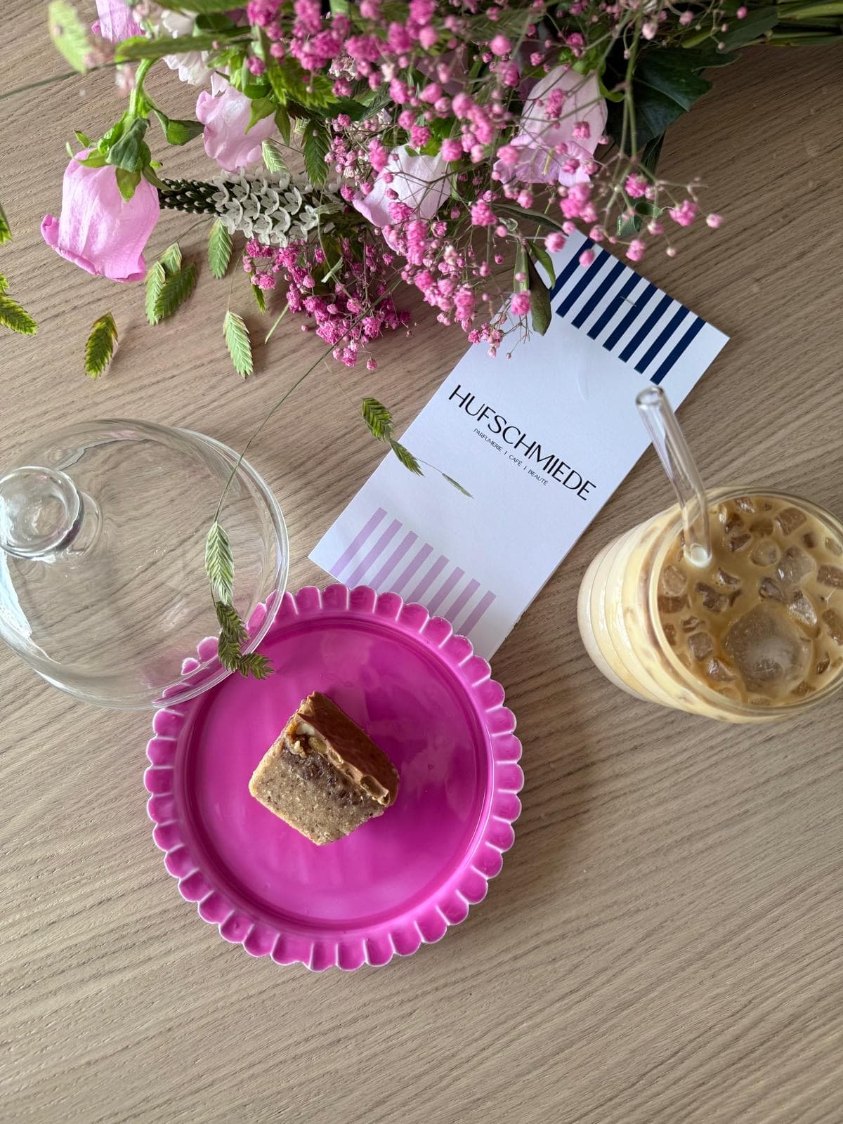 Foto von der Speisekarte und einem Iced-Coffe und kuchen
