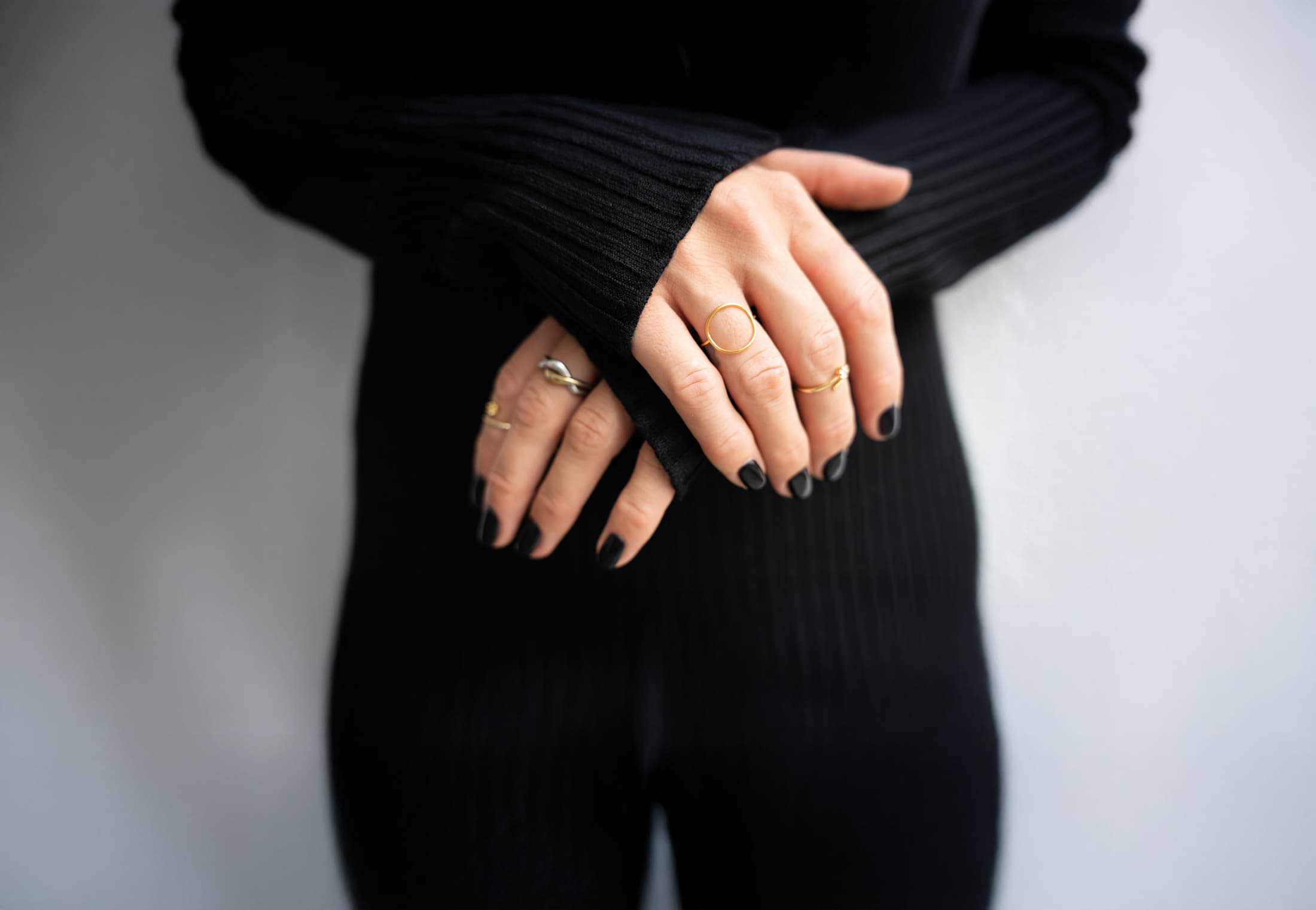 Foto von Schwarzen Fingernägeln mit schönen Schmuck