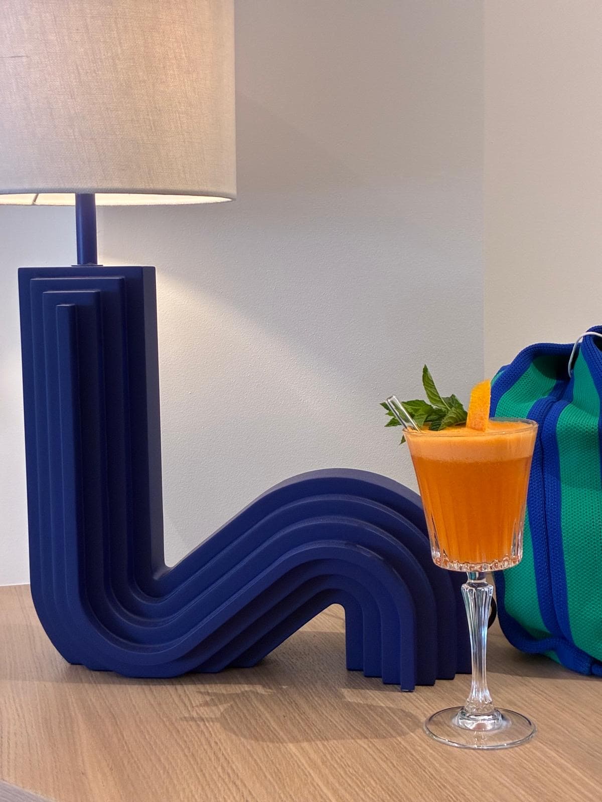 Foto von einem ABC Drink mit schöner blauen Lampe im Hintergrund