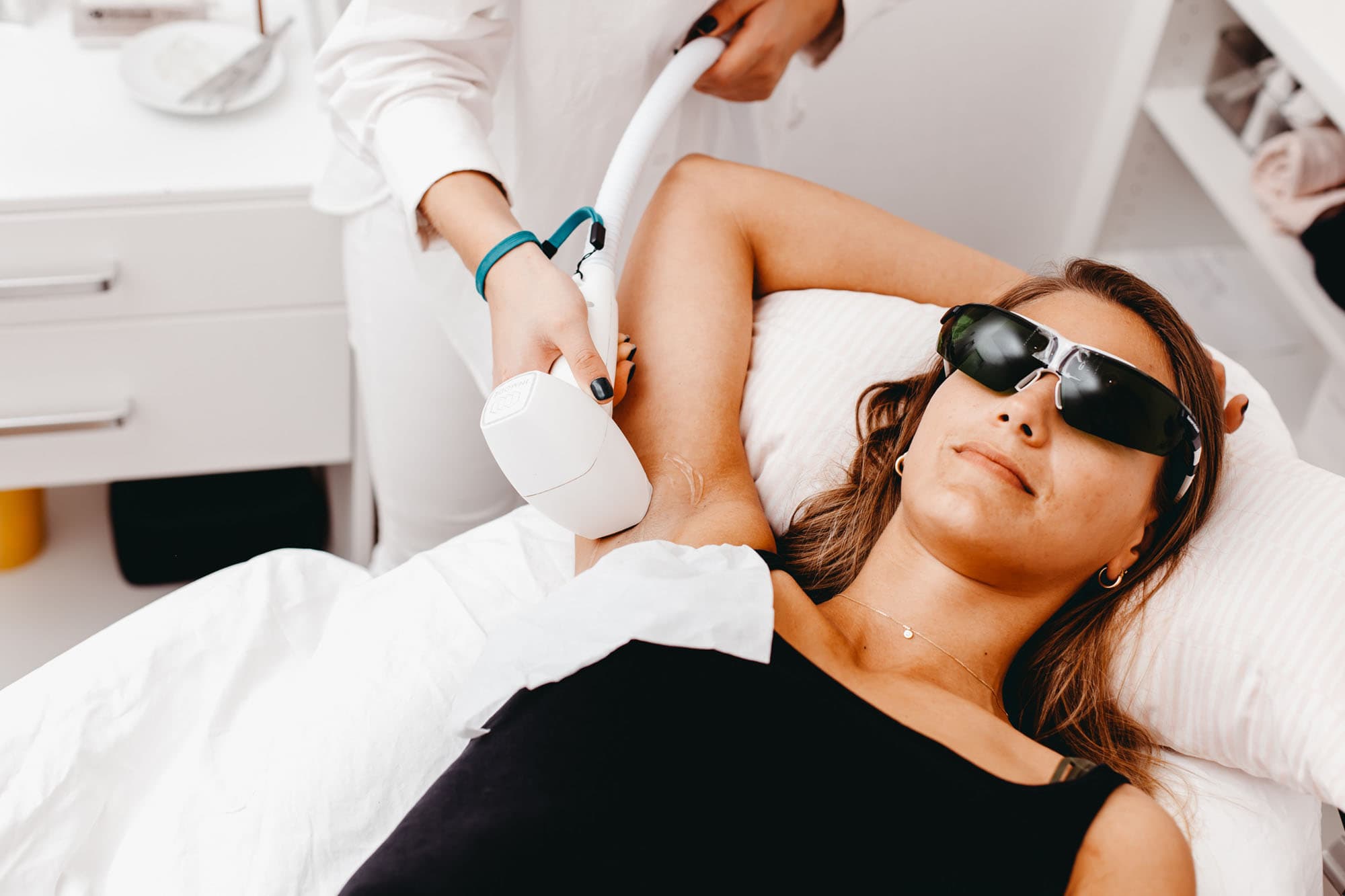 Foto von Behandlung Laser mit Kundin und Mitarbeiterin