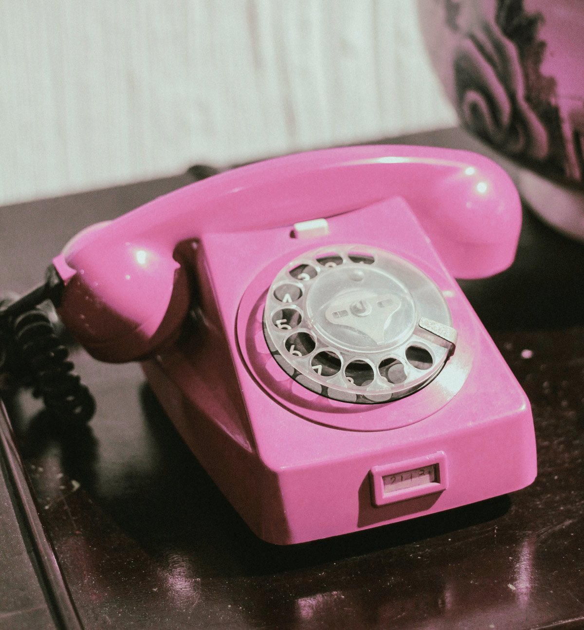 Ein rosarotes altes telefon